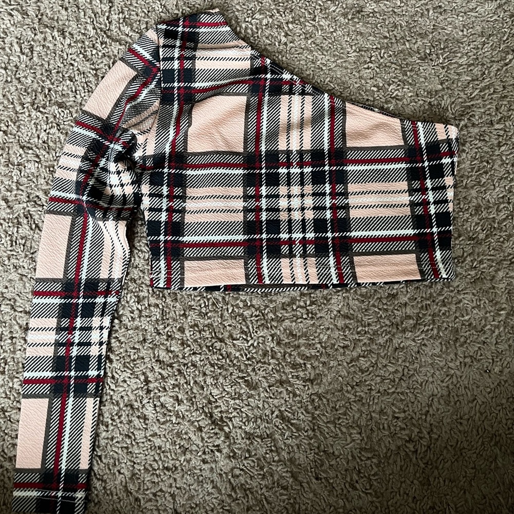 One sleeved crop top!